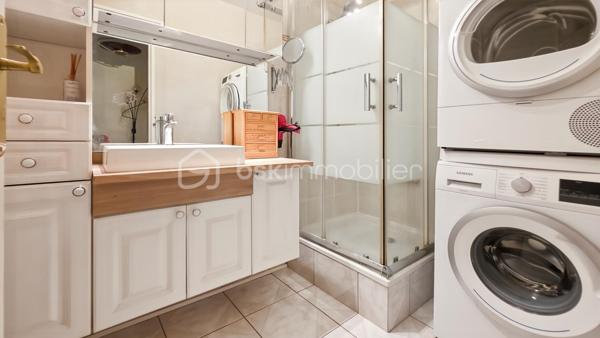 Idéalement situé au 4ème étage (avec ascenseur) de la belle résidence GRAND PARC .. boisée, sécurisée et très bien tenue, grand appartement TRAVERSANT de 65 m2 comprenant : 

entrée, WC séparés, cuisine équipée et grand séjour de 30 m2 environ - BAIGNE DE LUMIERE grâce à ses deux baies vitrées - GRAND BALCON FILANT avec très jolie vue sur le PARC. 
L'espace nuit, bien distinct, se compose d'une chambre (deux possible), d'une grand dressing ou débarras et d'une salle d'eau. 

Secteur recherché, résidence CALME en pleine nature et proche commodités. Les charges comprennent TOUT : eau froide et chaude, CHAUFFAGE, syndic, ascenseur, entretien des communs et du parc.
Prestations de qualité : double vitrage, volets roulants électrique dans le séjour, visiophone..

Un produit rare dans une résidence très bien tenue avec parc et tennis. Proche RER D - à 30 minutes de PARIS GARE DE LYON.

Visite sur RDV
