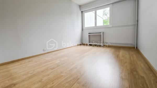 Idéalement situé au 4ème étage (avec ascenseur) de la belle résidence GRAND PARC .. boisée, sécurisée et très bien tenue, grand appartement TRAVERSANT de 65 m2 comprenant : 

entrée, WC séparés, cuisine équipée et grand séjour de 30 m2 environ - BAIGNE DE LUMIERE grâce à ses deux baies vitrées - GRAND BALCON FILANT avec très jolie vue sur le PARC. 
L'espace nuit, bien distinct, se compose d'une chambre (deux possible), d'une grand dressing ou débarras et d'une salle d'eau. 

Secteur recherché, résidence CALME en pleine nature et proche commodités. Les charges comprennent TOUT : eau froide et chaude, CHAUFFAGE, syndic, ascenseur, entretien des communs et du parc.
Prestations de qualité : double vitrage, volets roulants électrique dans le séjour, visiophone..

Un produit rare dans une résidence très bien tenue avec parc et tennis. Proche RER D - à 30 minutes de PARIS GARE DE LYON.

Visite sur RDV