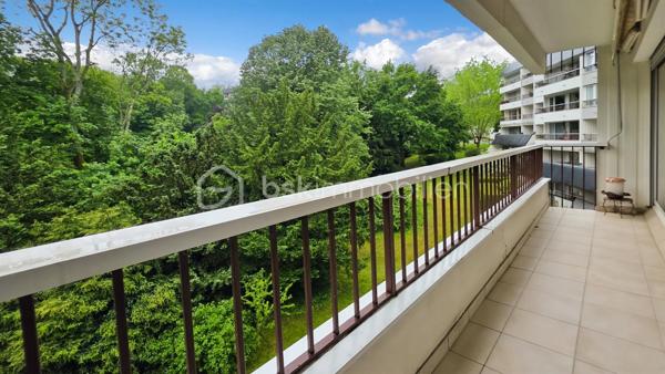Idéalement situé au 4ème étage (avec ascenseur) de la belle résidence GRAND PARC .. boisée, sécurisée et très bien tenue, grand appartement TRAVERSANT de 65 m2 comprenant : 

entrée, WC séparés, cuisine équipée et grand séjour de 30 m2 environ - BAIGNE DE LUMIERE grâce à ses deux baies vitrées - GRAND BALCON FILANT avec très jolie vue sur le PARC. 
L'espace nuit, bien distinct, se compose d'une chambre (deux possible), d'une grand dressing ou débarras et d'une salle d'eau. 

Secteur recherché, résidence CALME en pleine nature et proche commodités. Les charges comprennent TOUT : eau froide et chaude, CHAUFFAGE, syndic, ascenseur, entretien des communs et du parc.
Prestations de qualité : double vitrage, volets roulants électrique dans le séjour, visiophone..

Un produit rare dans une résidence très bien tenue avec parc et tennis. Proche RER D - à 30 minutes de PARIS GARE DE LYON.

Visite sur RDV