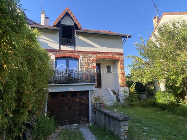 Charmant pavillon du début du siècle, 105 M2 habitables, alliant cachet de l’ancien et confort moderne, édifié sur un sous-sol total offrant de beaux espaces annexes : garage, buanderie/chaufferie, dégagement, chambre de 14 m² et salle d’eau.
Au rez-de-chaussée, vous découvrirez une entrée accueillante, un lumineux séjour de 28 m² avec cheminée ouvrant sur une agréable terrasse, une cuisine avec accès direct au jardin ainsi qu’une salle de bains.
L’étage se compose d’un dégagement avec placard, de trois chambres (11, 13 et 14 M2) et d’une salle d’eau.
À l’extérieur, vous profiterez d’un terrain clos et arboré de 455 m² avec puits, idéal pour les moments de détente en famille.
Les + : chauffage au gaz, double vitrage partout,  toiture entièrement refaite en 2021 (charpente, isolation et couverture), ravalement 2021, de véritables atouts pour votre tranquillité.