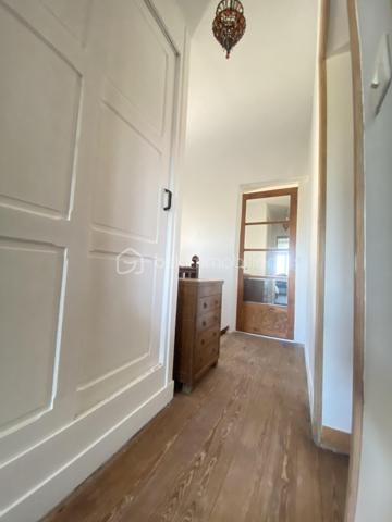 Charmant pavillon du début du siècle, 105 M2 habitables, alliant cachet de l’ancien et confort moderne, édifié sur un sous-sol total offrant de beaux espaces annexes : garage, buanderie/chaufferie, dégagement, chambre de 14 m² et salle d’eau.
Au rez-de-chaussée, vous découvrirez une entrée accueillante, un lumineux séjour de 28 m² avec cheminée ouvrant sur une agréable terrasse, une cuisine avec accès direct au jardin ainsi qu’une salle de bains.
L’étage se compose d’un dégagement avec placard, de trois chambres (11, 13 et 14 M2) et d’une salle d’eau.
À l’extérieur, vous profiterez d’un terrain clos et arboré de 455 m² avec puits, idéal pour les moments de détente en famille.
Les + : chauffage au gaz, double vitrage partout,  toiture entièrement refaite en 2021 (charpente, isolation et couverture), ravalement 2021, de véritables atouts pour votre tranquillité.