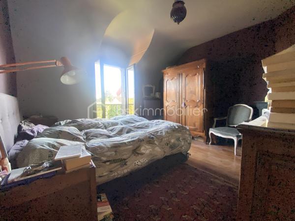 Charmant pavillon du début du siècle, 105 M2 habitables, alliant cachet de l’ancien et confort moderne, édifié sur un sous-sol total offrant de beaux espaces annexes : garage, buanderie/chaufferie, dégagement, chambre de 14 m² et salle d’eau.
Au rez-de-chaussée, vous découvrirez une entrée accueillante, un lumineux séjour de 28 m² avec cheminée ouvrant sur une agréable terrasse, une cuisine avec accès direct au jardin ainsi qu’une salle de bains.
L’étage se compose d’un dégagement avec placard, de trois chambres (11, 13 et 14 M2) et d’une salle d’eau.
À l’extérieur, vous profiterez d’un terrain clos et arboré de 455 m² avec puits, idéal pour les moments de détente en famille.
Les + : chauffage au gaz, double vitrage partout,  toiture entièrement refaite en 2021 (charpente, isolation et couverture), ravalement 2021, de véritables atouts pour votre tranquillité.