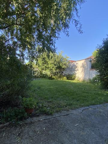 Charmant pavillon du début du siècle, 105 M2 habitables, alliant cachet de l’ancien et confort moderne, édifié sur un sous-sol total offrant de beaux espaces annexes : garage, buanderie/chaufferie, dégagement, chambre de 14 m² et salle d’eau.
Au rez-de-chaussée, vous découvrirez une entrée accueillante, un lumineux séjour de 28 m² avec cheminée ouvrant sur une agréable terrasse, une cuisine avec accès direct au jardin ainsi qu’une salle de bains.
L’étage se compose d’un dégagement avec placard, de trois chambres (11, 13 et 14 M2) et d’une salle d’eau.
À l’extérieur, vous profiterez d’un terrain clos et arboré de 455 m² avec puits, idéal pour les moments de détente en famille.
Les + : chauffage au gaz, double vitrage partout,  toiture entièrement refaite en 2021 (charpente, isolation et couverture), ravalement 2021, de véritables atouts pour votre tranquillité.