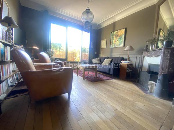 Charmant pavillon du début du siècle, 105 M2 habitables, alliant cachet de l’ancien et confort moderne, édifié sur un sous-sol total offrant de beaux espaces annexes : garage, buanderie/chaufferie, dégagement, chambre de 14 m² et salle d’eau.
Au rez-de-chaussée, vous découvrirez une entrée accueillante, un lumineux séjour de 28 m² avec cheminée ouvrant sur une agréable terrasse, une cuisine avec accès direct au jardin ainsi qu’une salle de bains.
L’étage se compose d’un dégagement avec placard, de trois chambres (11, 13 et 14 M2) et d’une salle d’eau.
À l’extérieur, vous profiterez d’un terrain clos et arboré de 455 m² avec puits, idéal pour les moments de détente en famille.
Les + : chauffage au gaz, double vitrage partout,  toiture entièrement refaite en 2021 (charpente, isolation et couverture), ravalement 2021, de véritables atouts pour votre tranquillité.