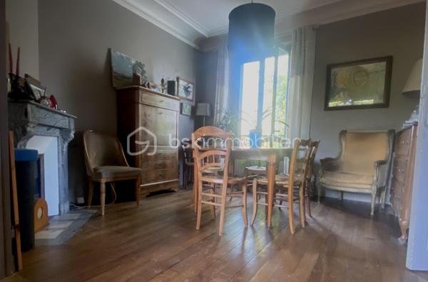 Charmant pavillon du début du siècle, 105 M2 habitables, alliant cachet de l’ancien et confort moderne, édifié sur un sous-sol total offrant de beaux espaces annexes : garage, buanderie/chaufferie, dégagement, chambre de 14 m² et salle d’eau.
Au rez-de-chaussée, vous découvrirez une entrée accueillante, un lumineux séjour de 28 m² avec cheminée ouvrant sur une agréable terrasse, une cuisine avec accès direct au jardin ainsi qu’une salle de bains.
L’étage se compose d’un dégagement avec placard, de trois chambres (11, 13 et 14 M2) et d’une salle d’eau.
À l’extérieur, vous profiterez d’un terrain clos et arboré de 455 m² avec puits, idéal pour les moments de détente en famille.
Les + : chauffage au gaz, double vitrage partout,  toiture entièrement refaite en 2021 (charpente, isolation et couverture), ravalement 2021, de véritables atouts pour votre tranquillité.