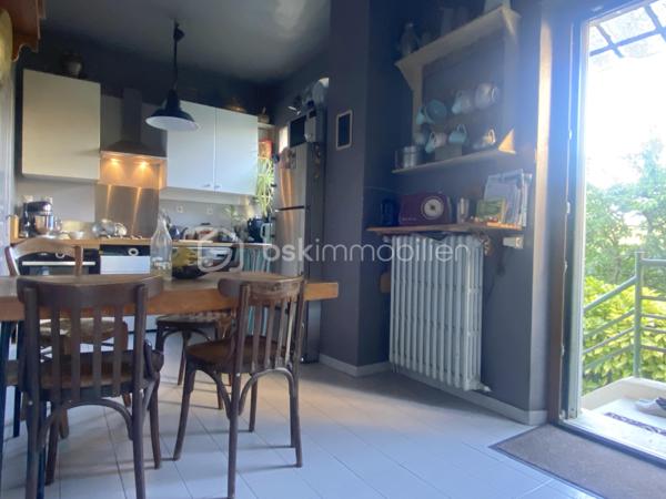 Charmant pavillon du début du siècle, 105 M2 habitables, alliant cachet de l’ancien et confort moderne, édifié sur un sous-sol total offrant de beaux espaces annexes : garage, buanderie/chaufferie, dégagement, chambre de 14 m² et salle d’eau.
Au rez-de-chaussée, vous découvrirez une entrée accueillante, un lumineux séjour de 28 m² avec cheminée ouvrant sur une agréable terrasse, une cuisine avec accès direct au jardin ainsi qu’une salle de bains.
L’étage se compose d’un dégagement avec placard, de trois chambres (11, 13 et 14 M2) et d’une salle d’eau.
À l’extérieur, vous profiterez d’un terrain clos et arboré de 455 m² avec puits, idéal pour les moments de détente en famille.
Les + : chauffage au gaz, double vitrage partout,  toiture entièrement refaite en 2021 (charpente, isolation et couverture), ravalement 2021, de véritables atouts pour votre tranquillité.