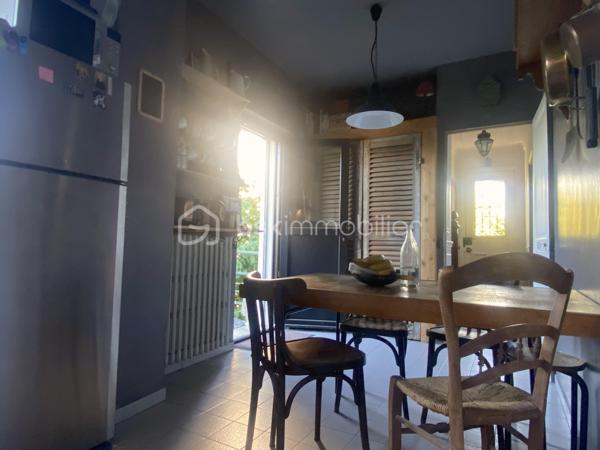 Charmant pavillon du début du siècle, 105 M2 habitables, alliant cachet de l’ancien et confort moderne, édifié sur un sous-sol total offrant de beaux espaces annexes : garage, buanderie/chaufferie, dégagement, chambre de 14 m² et salle d’eau.
Au rez-de-chaussée, vous découvrirez une entrée accueillante, un lumineux séjour de 28 m² avec cheminée ouvrant sur une agréable terrasse, une cuisine avec accès direct au jardin ainsi qu’une salle de bains.
L’étage se compose d’un dégagement avec placard, de trois chambres (11, 13 et 14 M2) et d’une salle d’eau.
À l’extérieur, vous profiterez d’un terrain clos et arboré de 455 m² avec puits, idéal pour les moments de détente en famille.
Les + : chauffage au gaz, double vitrage partout,  toiture entièrement refaite en 2021 (charpente, isolation et couverture), ravalement 2021, de véritables atouts pour votre tranquillité.