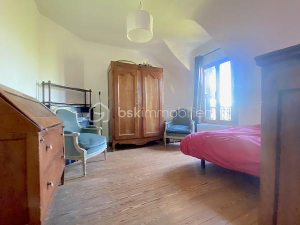 Charmant pavillon du début du siècle, 105 M2 habitables, alliant cachet de l’ancien et confort moderne, édifié sur un sous-sol total offrant de beaux espaces annexes : garage, buanderie/chaufferie, dégagement, chambre de 14 m² et salle d’eau.
Au rez-de-chaussée, vous découvrirez une entrée accueillante, un lumineux séjour de 28 m² avec cheminée ouvrant sur une agréable terrasse, une cuisine avec accès direct au jardin ainsi qu’une salle de bains.
L’étage se compose d’un dégagement avec placard, de trois chambres (11, 13 et 14 M2) et d’une salle d’eau.
À l’extérieur, vous profiterez d’un terrain clos et arboré de 455 m² avec puits, idéal pour les moments de détente en famille.
Les + : chauffage au gaz, double vitrage partout,  toiture entièrement refaite en 2021 (charpente, isolation et couverture), ravalement 2021, de véritables atouts pour votre tranquillité.
