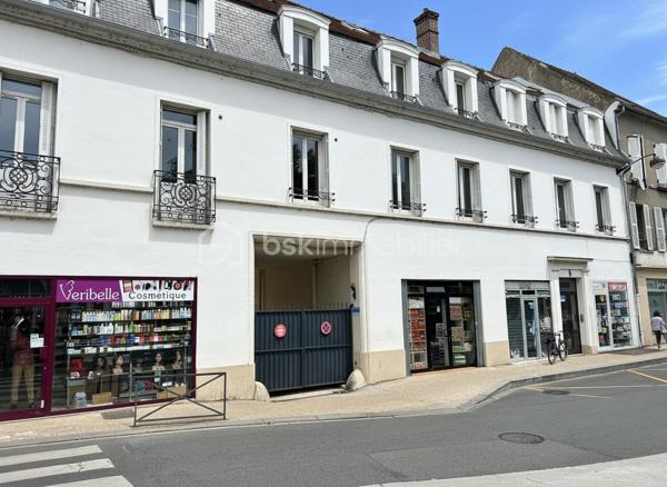 Studio 27 m² en plein cœur de Melun – Idéal investisseur ou premier achat !!!

Situé en plein centre-ville de Melun, à deux pas du marché, d'une station de bus et d'un grand parking (payant), ce studio de 27 m² bénéficie d'un emplacement privilégié avec de nombreux commerces, restaurants et services accessibles à pied.

Au 2ᵉ étage sans ascenseur d'un immeuble de 3 étages, cet appartement se compose :
•	d'un salon-séjour d'environ 16 m² avec placard,
•	d'une cuisine indépendante d'environ 9 m²,
•	d'une salle d'eau avec WC.

L'immeuble a bénéficié récemment d'importants travaux avec le ravalement de façade et le remplacement de la toiture.
Côté équipements :
•	Chauffage électrique,
•	Chauffe-eau remplacé en 2022.

Des travaux de rafraîchissement sont à prévoir (peintures et parquet), offrant la possibilité de personnaliser le logement à votre goût.

Les + :
✔ Emplacement central recherché
✔ Proximité immédiate du marché, des transports et des commerces
✔ Immeuble entretenu (ravalement et toiture récents)
✔ Faibles contraintes d'entretien
✔ Idéal investissement locatif ou premier achat
À découvrir rapidement !
