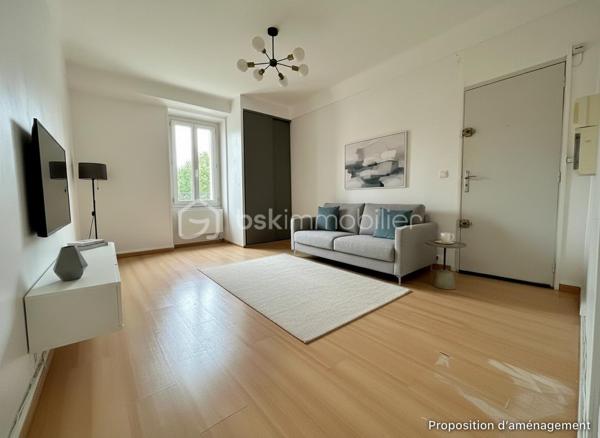 Studio 27 m² en plein cœur de Melun – Idéal investisseur ou premier achat !!!

Situé en plein centre-ville de Melun, à deux pas du marché, d'une station de bus et d'un grand parking (payant), ce studio de 27 m² bénéficie d'un emplacement privilégié avec de nombreux commerces, restaurants et services accessibles à pied.

Au 2ᵉ étage sans ascenseur d'un immeuble de 3 étages, cet appartement se compose :
•	d'un salon-séjour d'environ 16 m² avec placard,
•	d'une cuisine indépendante d'environ 9 m²,
•	d'une salle d'eau avec WC.

L'immeuble a bénéficié récemment d'importants travaux avec le ravalement de façade et le remplacement de la toiture.
Côté équipements :
•	Chauffage électrique,
•	Chauffe-eau remplacé en 2022.

Des travaux de rafraîchissement sont à prévoir (peintures et parquet), offrant la possibilité de personnaliser le logement à votre goût.

Les + :
✔ Emplacement central recherché
✔ Proximité immédiate du marché, des transports et des commerces
✔ Immeuble entretenu (ravalement et toiture récents)
✔ Faibles contraintes d'entretien
✔ Idéal investissement locatif ou premier achat
À découvrir rapidement !