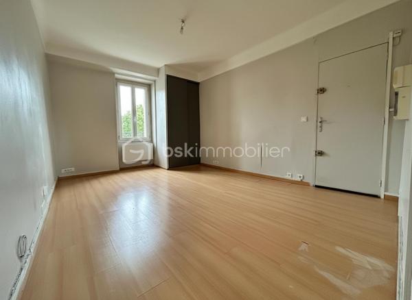 Studio 27 m² en plein cœur de Melun – Idéal investisseur ou premier achat !!!

Situé en plein centre-ville de Melun, à deux pas du marché, d'une station de bus et d'un grand parking (payant), ce studio de 27 m² bénéficie d'un emplacement privilégié avec de nombreux commerces, restaurants et services accessibles à pied.

Au 2ᵉ étage sans ascenseur d'un immeuble de 3 étages, cet appartement se compose :
•	d'un salon-séjour d'environ 16 m² avec placard,
•	d'une cuisine indépendante d'environ 9 m²,
•	d'une salle d'eau avec WC.

L'immeuble a bénéficié récemment d'importants travaux avec le ravalement de façade et le remplacement de la toiture.
Côté équipements :
•	Chauffage électrique,
•	Chauffe-eau remplacé en 2022.

Des travaux de rafraîchissement sont à prévoir (peintures et parquet), offrant la possibilité de personnaliser le logement à votre goût.

Les + :
✔ Emplacement central recherché
✔ Proximité immédiate du marché, des transports et des commerces
✔ Immeuble entretenu (ravalement et toiture récents)
✔ Faibles contraintes d'entretien
✔ Idéal investissement locatif ou premier achat
À découvrir rapidement !