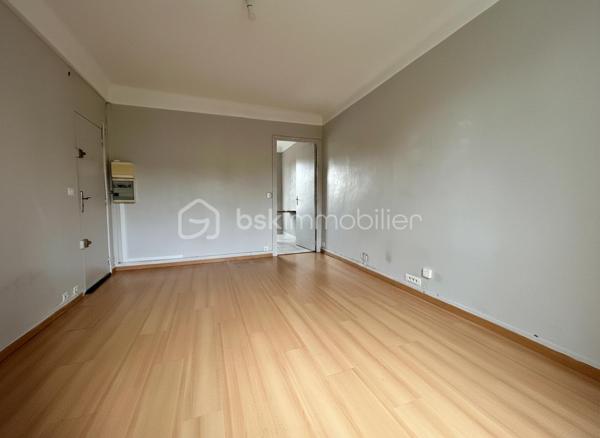 Studio 27 m² en plein cœur de Melun – Idéal investisseur ou premier achat !!!

Situé en plein centre-ville de Melun, à deux pas du marché, d'une station de bus et d'un grand parking (payant), ce studio de 27 m² bénéficie d'un emplacement privilégié avec de nombreux commerces, restaurants et services accessibles à pied.

Au 2ᵉ étage sans ascenseur d'un immeuble de 3 étages, cet appartement se compose :
•	d'un salon-séjour d'environ 16 m² avec placard,
•	d'une cuisine indépendante d'environ 9 m²,
•	d'une salle d'eau avec WC.

L'immeuble a bénéficié récemment d'importants travaux avec le ravalement de façade et le remplacement de la toiture.
Côté équipements :
•	Chauffage électrique,
•	Chauffe-eau remplacé en 2022.

Des travaux de rafraîchissement sont à prévoir (peintures et parquet), offrant la possibilité de personnaliser le logement à votre goût.

Les + :
✔ Emplacement central recherché
✔ Proximité immédiate du marché, des transports et des commerces
✔ Immeuble entretenu (ravalement et toiture récents)
✔ Faibles contraintes d'entretien
✔ Idéal investissement locatif ou premier achat
À découvrir rapidement !