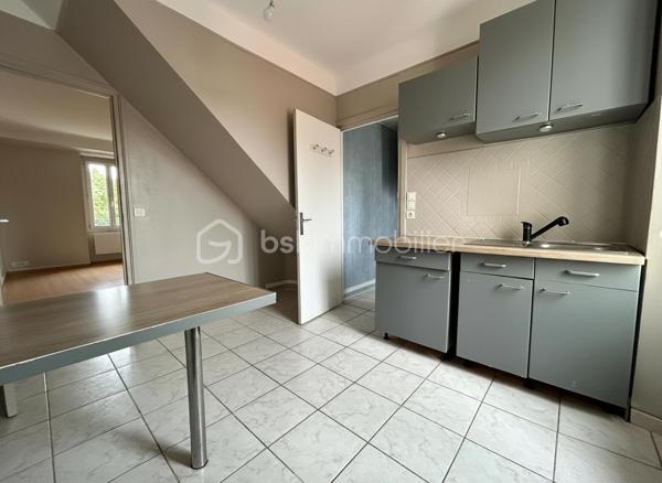 Studio 27 m² en plein cœur de Melun – Idéal investisseur ou premier achat !!!

Situé en plein centre-ville de Melun, à deux pas du marché, d'une station de bus et d'un grand parking (payant), ce studio de 27 m² bénéficie d'un emplacement privilégié avec de nombreux commerces, restaurants et services accessibles à pied.

Au 2ᵉ étage sans ascenseur d'un immeuble de 3 étages, cet appartement se compose :
•	d'un salon-séjour d'environ 16 m² avec placard,
•	d'une cuisine indépendante d'environ 9 m²,
•	d'une salle d'eau avec WC.

L'immeuble a bénéficié récemment d'importants travaux avec le ravalement de façade et le remplacement de la toiture.
Côté équipements :
•	Chauffage électrique,
•	Chauffe-eau remplacé en 2022.

Des travaux de rafraîchissement sont à prévoir (peintures et parquet), offrant la possibilité de personnaliser le logement à votre goût.

Les + :
✔ Emplacement central recherché
✔ Proximité immédiate du marché, des transports et des commerces
✔ Immeuble entretenu (ravalement et toiture récents)
✔ Faibles contraintes d'entretien
✔ Idéal investissement locatif ou premier achat
À découvrir rapidement !