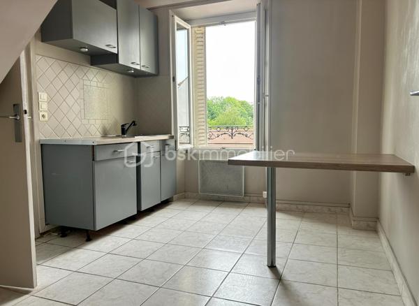 Studio 27 m² en plein cœur de Melun – Idéal investisseur ou premier achat !!!

Situé en plein centre-ville de Melun, à deux pas du marché, d'une station de bus et d'un grand parking (payant), ce studio de 27 m² bénéficie d'un emplacement privilégié avec de nombreux commerces, restaurants et services accessibles à pied.

Au 2ᵉ étage sans ascenseur d'un immeuble de 3 étages, cet appartement se compose :
•	d'un salon-séjour d'environ 16 m² avec placard,
•	d'une cuisine indépendante d'environ 9 m²,
•	d'une salle d'eau avec WC.

L'immeuble a bénéficié récemment d'importants travaux avec le ravalement de façade et le remplacement de la toiture.
Côté équipements :
•	Chauffage électrique,
•	Chauffe-eau remplacé en 2022.

Des travaux de rafraîchissement sont à prévoir (peintures et parquet), offrant la possibilité de personnaliser le logement à votre goût.

Les + :
✔ Emplacement central recherché
✔ Proximité immédiate du marché, des transports et des commerces
✔ Immeuble entretenu (ravalement et toiture récents)
✔ Faibles contraintes d'entretien
✔ Idéal investissement locatif ou premier achat
À découvrir rapidement !