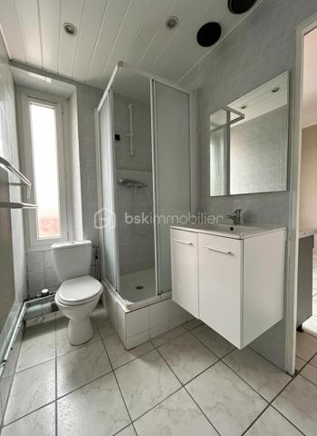 Studio 27 m² en plein cœur de Melun – Idéal investisseur ou premier achat !!!

Situé en plein centre-ville de Melun, à deux pas du marché, d'une station de bus et d'un grand parking (payant), ce studio de 27 m² bénéficie d'un emplacement privilégié avec de nombreux commerces, restaurants et services accessibles à pied.

Au 2ᵉ étage sans ascenseur d'un immeuble de 3 étages, cet appartement se compose :
•	d'un salon-séjour d'environ 16 m² avec placard,
•	d'une cuisine indépendante d'environ 9 m²,
•	d'une salle d'eau avec WC.

L'immeuble a bénéficié récemment d'importants travaux avec le ravalement de façade et le remplacement de la toiture.
Côté équipements :
•	Chauffage électrique,
•	Chauffe-eau remplacé en 2022.

Des travaux de rafraîchissement sont à prévoir (peintures et parquet), offrant la possibilité de personnaliser le logement à votre goût.

Les + :
✔ Emplacement central recherché
✔ Proximité immédiate du marché, des transports et des commerces
✔ Immeuble entretenu (ravalement et toiture récents)
✔ Faibles contraintes d'entretien
✔ Idéal investissement locatif ou premier achat
À découvrir rapidement !