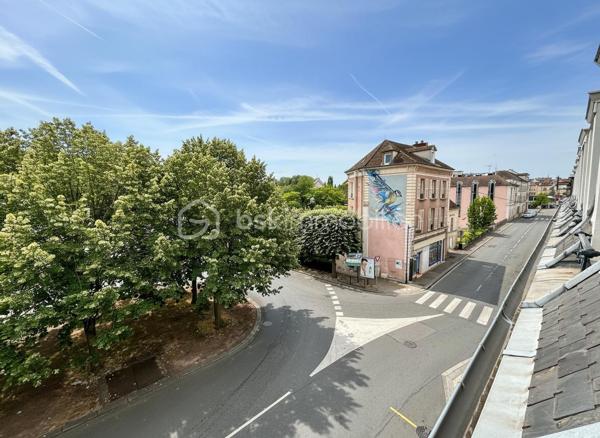 Studio 27 m² en plein cœur de Melun – Idéal investisseur ou premier achat !!!

Situé en plein centre-ville de Melun, à deux pas du marché, d'une station de bus et d'un grand parking (payant), ce studio de 27 m² bénéficie d'un emplacement privilégié avec de nombreux commerces, restaurants et services accessibles à pied.

Au 2ᵉ étage sans ascenseur d'un immeuble de 3 étages, cet appartement se compose :
•	d'un salon-séjour d'environ 16 m² avec placard,
•	d'une cuisine indépendante d'environ 9 m²,
•	d'une salle d'eau avec WC.

L'immeuble a bénéficié récemment d'importants travaux avec le ravalement de façade et le remplacement de la toiture.
Côté équipements :
•	Chauffage électrique,
•	Chauffe-eau remplacé en 2022.

Des travaux de rafraîchissement sont à prévoir (peintures et parquet), offrant la possibilité de personnaliser le logement à votre goût.

Les + :
✔ Emplacement central recherché
✔ Proximité immédiate du marché, des transports et des commerces
✔ Immeuble entretenu (ravalement et toiture récents)
✔ Faibles contraintes d'entretien
✔ Idéal investissement locatif ou premier achat
À découvrir rapidement !
