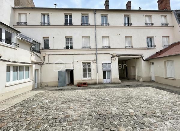Studio 27 m² en plein cœur de Melun – Idéal investisseur ou premier achat !!!

Situé en plein centre-ville de Melun, à deux pas du marché, d'une station de bus et d'un grand parking (payant), ce studio de 27 m² bénéficie d'un emplacement privilégié avec de nombreux commerces, restaurants et services accessibles à pied.

Au 2ᵉ étage sans ascenseur d'un immeuble de 3 étages, cet appartement se compose :
•	d'un salon-séjour d'environ 16 m² avec placard,
•	d'une cuisine indépendante d'environ 9 m²,
•	d'une salle d'eau avec WC.

L'immeuble a bénéficié récemment d'importants travaux avec le ravalement de façade et le remplacement de la toiture.
Côté équipements :
•	Chauffage électrique,
•	Chauffe-eau remplacé en 2022.

Des travaux de rafraîchissement sont à prévoir (peintures et parquet), offrant la possibilité de personnaliser le logement à votre goût.

Les + :
✔ Emplacement central recherché
✔ Proximité immédiate du marché, des transports et des commerces
✔ Immeuble entretenu (ravalement et toiture récents)
✔ Faibles contraintes d'entretien
✔ Idéal investissement locatif ou premier achat
À découvrir rapidement !