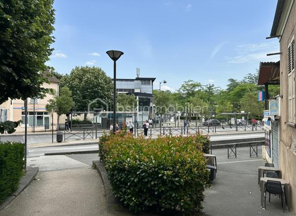 Studio 27 m² en plein cœur de Melun – Idéal investisseur ou premier achat !!!

Situé en plein centre-ville de Melun, à deux pas du marché, d'une station de bus et d'un grand parking (payant), ce studio de 27 m² bénéficie d'un emplacement privilégié avec de nombreux commerces, restaurants et services accessibles à pied.

Au 2ᵉ étage sans ascenseur d'un immeuble de 3 étages, cet appartement se compose :
•	d'un salon-séjour d'environ 16 m² avec placard,
•	d'une cuisine indépendante d'environ 9 m²,
•	d'une salle d'eau avec WC.

L'immeuble a bénéficié récemment d'importants travaux avec le ravalement de façade et le remplacement de la toiture.
Côté équipements :
•	Chauffage électrique,
•	Chauffe-eau remplacé en 2022.

Des travaux de rafraîchissement sont à prévoir (peintures et parquet), offrant la possibilité de personnaliser le logement à votre goût.

Les + :
✔ Emplacement central recherché
✔ Proximité immédiate du marché, des transports et des commerces
✔ Immeuble entretenu (ravalement et toiture récents)
✔ Faibles contraintes d'entretien
✔ Idéal investissement locatif ou premier achat
À découvrir rapidement !