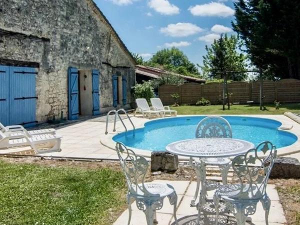 Maison en pierre de 3 chambres avec grange et atelier