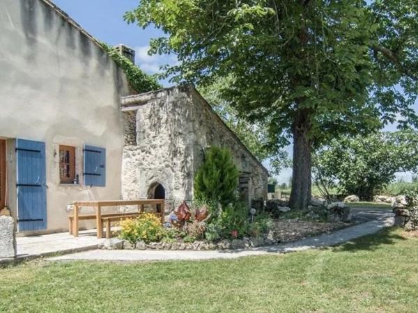Maison en pierre de 3 chambres avec grange et atelier
