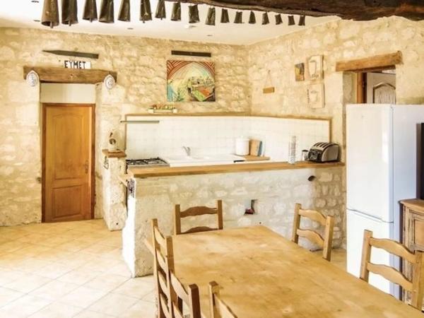 Maison en pierre de 3 chambres avec grange et atelier