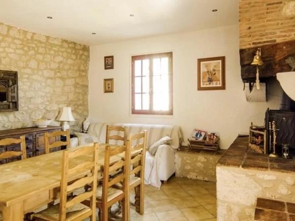 Maison en pierre de 3 chambres avec grange et atelier