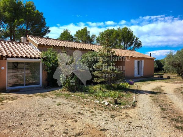 Mérindol (84360) Maison 5 chambres sur un terrain de 6000m² et un trés bel environnement.