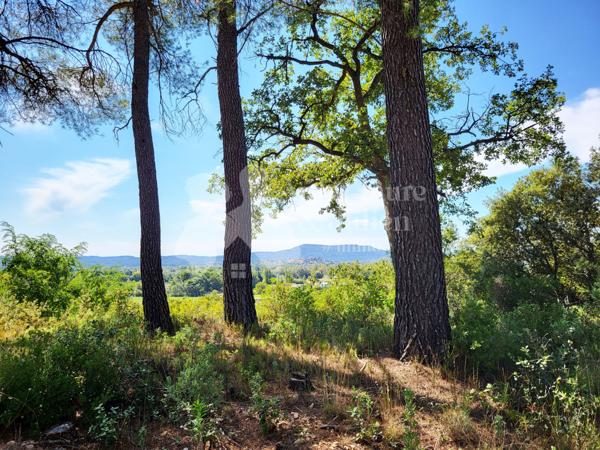 Mérindol (84360) Maison 5 chambres sur un terrain de 6000m² et un trés bel environnement.