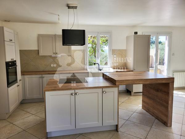 Mérindol (84360) Maison 5 chambres sur un terrain de 6000m² et un trés bel environnement.