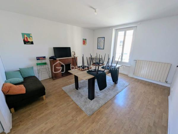 Exclusivité - BSK Immobilier - Au cœur de FOUGERES 35300, dans un environnement commerçant dynamique et recherché, découvrez cet immeuble de rapport alliant emplacement de premier lieu et potentiel patrimonial. 

Ce bien composé de 2 cellules commerciales et 2 appartements comprend : 

Au RDC : une cellule commerciale de 65m² avec vitrine avec une entrée, un espace bureau/ accueil vitrine, une salle de réunion, une kitchenette, WC un bureau avec accès extérieur partagé
Chauffage électrique, actuellement loué 

Une deuxième cellule commerciale de 130m² avec un bureau avec vitrine, un open space/grand bureau, un palier reception avec WC, 2 bureaux
Au sous sol, un espace partagé avec kitchenette, une grande salle de réunion avec accès extérieur partagé 
Chauffage électrique, actuellement loué 

Au 1er étage : 1 appartement de 75m² avec une pièce de vie agréable et lumineuse, une cuisine aménagée et équipée, 2 chambres, salle d'eau et WC
Double vitrage chauffage gaz de ville, actuellement louée

Au 2ème étage : 1 appartement de 76,5 m² avec une pièce de vie spacieuse, cuisine séparée aménagée et équipée, 2 chambres, salle d'eau avec WC
Double vitrage chauffage gaz de ville, actuellement louée

Ensemble du bâtiment entretenu avec accès commun pour les appartements (équipés d'interphones), belle cour extérieur exposée SUD, caves

Idéal investisseur avec un ensemble clés en main pour un revenu total de 2700€ TTC.

Les plus : clés en main, investissement, emplacement, pas de travaux, ...