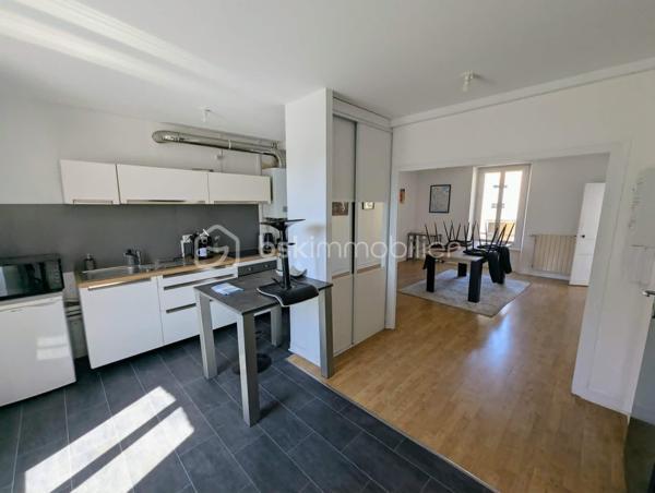 Exclusivité - BSK Immobilier - Au cœur de FOUGERES 35300, dans un environnement commerçant dynamique et recherché, découvrez cet immeuble de rapport alliant emplacement de premier lieu et potentiel patrimonial. 

Ce bien composé de 2 cellules commerciales et 2 appartements comprend : 

Au RDC : une cellule commerciale de 65m² avec vitrine avec une entrée, un espace bureau/ accueil vitrine, une salle de réunion, une kitchenette, WC un bureau avec accès extérieur partagé
Chauffage électrique, actuellement loué 

Une deuxième cellule commerciale de 130m² avec un bureau avec vitrine, un open space/grand bureau, un palier reception avec WC, 2 bureaux
Au sous sol, un espace partagé avec kitchenette, une grande salle de réunion avec accès extérieur partagé 
Chauffage électrique, actuellement loué 

Au 1er étage : 1 appartement de 75m² avec une pièce de vie agréable et lumineuse, une cuisine aménagée et équipée, 2 chambres, salle d'eau et WC
Double vitrage chauffage gaz de ville, actuellement louée

Au 2ème étage : 1 appartement de 76,5 m² avec une pièce de vie spacieuse, cuisine séparée aménagée et équipée, 2 chambres, salle d'eau avec WC
Double vitrage chauffage gaz de ville, actuellement louée

Ensemble du bâtiment entretenu avec accès commun pour les appartements (équipés d'interphones), belle cour extérieur exposée SUD, caves

Idéal investisseur avec un ensemble clés en main pour un revenu total de 2700€ TTC.

Les plus : clés en main, investissement, emplacement, pas de travaux, ...