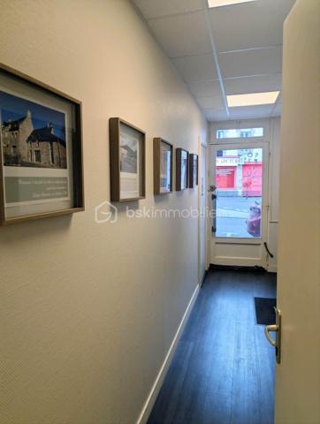 Exclusivité - BSK Immobilier - Au cœur de FOUGERES 35300, dans un environnement commerçant dynamique et recherché, découvrez cet immeuble de rapport alliant emplacement de premier lieu et potentiel patrimonial. 

Ce bien composé de 2 cellules commerciales et 2 appartements comprend : 

Au RDC : une cellule commerciale de 65m² avec vitrine avec une entrée, un espace bureau/ accueil vitrine, une salle de réunion, une kitchenette, WC un bureau avec accès extérieur partagé
Chauffage électrique, actuellement loué 

Une deuxième cellule commerciale de 130m² avec un bureau avec vitrine, un open space/grand bureau, un palier reception avec WC, 2 bureaux
Au sous sol, un espace partagé avec kitchenette, une grande salle de réunion avec accès extérieur partagé 
Chauffage électrique, actuellement loué 

Au 1er étage : 1 appartement de 75m² avec une pièce de vie agréable et lumineuse, une cuisine aménagée et équipée, 2 chambres, salle d'eau et WC
Double vitrage chauffage gaz de ville, actuellement louée

Au 2ème étage : 1 appartement de 76,5 m² avec une pièce de vie spacieuse, cuisine séparée aménagée et équipée, 2 chambres, salle d'eau avec WC
Double vitrage chauffage gaz de ville, actuellement louée

Ensemble du bâtiment entretenu avec accès commun pour les appartements (équipés d'interphones), belle cour extérieur exposée SUD, caves

Idéal investisseur avec un ensemble clés en main pour un revenu total de 2700€ TTC.

Les plus : clés en main, investissement, emplacement, pas de travaux, ...