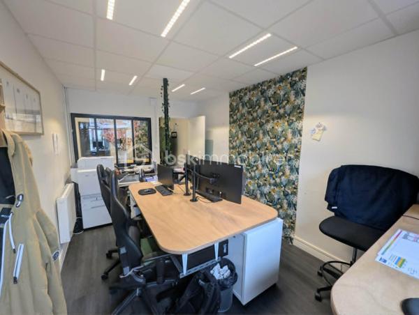 Exclusivité - BSK Immobilier - Au cœur de FOUGERES 35300, dans un environnement commerçant dynamique et recherché, découvrez cet immeuble de rapport alliant emplacement de premier lieu et potentiel patrimonial. 

Ce bien composé de 2 cellules commerciales et 2 appartements comprend : 

Au RDC : une cellule commerciale de 65m² avec vitrine avec une entrée, un espace bureau/ accueil vitrine, une salle de réunion, une kitchenette, WC un bureau avec accès extérieur partagé
Chauffage électrique, actuellement loué 

Une deuxième cellule commerciale de 130m² avec un bureau avec vitrine, un open space/grand bureau, un palier reception avec WC, 2 bureaux
Au sous sol, un espace partagé avec kitchenette, une grande salle de réunion avec accès extérieur partagé 
Chauffage électrique, actuellement loué 

Au 1er étage : 1 appartement de 75m² avec une pièce de vie agréable et lumineuse, une cuisine aménagée et équipée, 2 chambres, salle d'eau et WC
Double vitrage chauffage gaz de ville, actuellement louée

Au 2ème étage : 1 appartement de 76,5 m² avec une pièce de vie spacieuse, cuisine séparée aménagée et équipée, 2 chambres, salle d'eau avec WC
Double vitrage chauffage gaz de ville, actuellement louée

Ensemble du bâtiment entretenu avec accès commun pour les appartements (équipés d'interphones), belle cour extérieur exposée SUD, caves

Idéal investisseur avec un ensemble clés en main pour un revenu total de 2700€ TTC.

Les plus : clés en main, investissement, emplacement, pas de travaux, ...