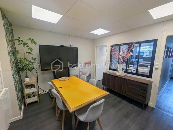 Exclusivité - BSK Immobilier - Au cœur de FOUGERES 35300, dans un environnement commerçant dynamique et recherché, découvrez cet immeuble de rapport alliant emplacement de premier lieu et potentiel patrimonial. 

Ce bien composé de 2 cellules commerciales et 2 appartements comprend : 

Au RDC : une cellule commerciale de 65m² avec vitrine avec une entrée, un espace bureau/ accueil vitrine, une salle de réunion, une kitchenette, WC un bureau avec accès extérieur partagé
Chauffage électrique, actuellement loué 

Une deuxième cellule commerciale de 130m² avec un bureau avec vitrine, un open space/grand bureau, un palier reception avec WC, 2 bureaux
Au sous sol, un espace partagé avec kitchenette, une grande salle de réunion avec accès extérieur partagé 
Chauffage électrique, actuellement loué 

Au 1er étage : 1 appartement de 75m² avec une pièce de vie agréable et lumineuse, une cuisine aménagée et équipée, 2 chambres, salle d'eau et WC
Double vitrage chauffage gaz de ville, actuellement louée

Au 2ème étage : 1 appartement de 76,5 m² avec une pièce de vie spacieuse, cuisine séparée aménagée et équipée, 2 chambres, salle d'eau avec WC
Double vitrage chauffage gaz de ville, actuellement louée

Ensemble du bâtiment entretenu avec accès commun pour les appartements (équipés d'interphones), belle cour extérieur exposée SUD, caves

Idéal investisseur avec un ensemble clés en main pour un revenu total de 2700€ TTC.

Les plus : clés en main, investissement, emplacement, pas de travaux, ...