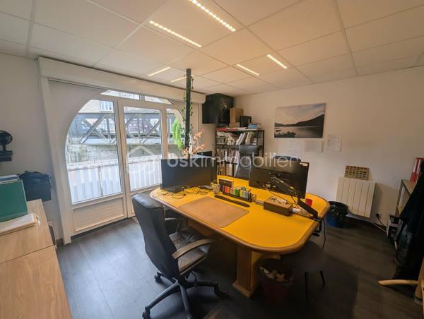 Exclusivité - BSK Immobilier - Au cœur de FOUGERES 35300, dans un environnement commerçant dynamique et recherché, découvrez cet immeuble de rapport alliant emplacement de premier lieu et potentiel patrimonial. 

Ce bien composé de 2 cellules commerciales et 2 appartements comprend : 

Au RDC : une cellule commerciale de 65m² avec vitrine avec une entrée, un espace bureau/ accueil vitrine, une salle de réunion, une kitchenette, WC un bureau avec accès extérieur partagé
Chauffage électrique, actuellement loué 

Une deuxième cellule commerciale de 130m² avec un bureau avec vitrine, un open space/grand bureau, un palier reception avec WC, 2 bureaux
Au sous sol, un espace partagé avec kitchenette, une grande salle de réunion avec accès extérieur partagé 
Chauffage électrique, actuellement loué 

Au 1er étage : 1 appartement de 75m² avec une pièce de vie agréable et lumineuse, une cuisine aménagée et équipée, 2 chambres, salle d'eau et WC
Double vitrage chauffage gaz de ville, actuellement louée

Au 2ème étage : 1 appartement de 76,5 m² avec une pièce de vie spacieuse, cuisine séparée aménagée et équipée, 2 chambres, salle d'eau avec WC
Double vitrage chauffage gaz de ville, actuellement louée

Ensemble du bâtiment entretenu avec accès commun pour les appartements (équipés d'interphones), belle cour extérieur exposée SUD, caves

Idéal investisseur avec un ensemble clés en main pour un revenu total de 2700€ TTC.

Les plus : clés en main, investissement, emplacement, pas de travaux, ...