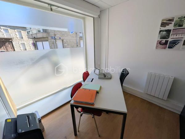 Exclusivité - BSK Immobilier - Au cœur de FOUGERES 35300, dans un environnement commerçant dynamique et recherché, découvrez cet immeuble de rapport alliant emplacement de premier lieu et potentiel patrimonial. 

Ce bien composé de 2 cellules commerciales et 2 appartements comprend : 

Au RDC : une cellule commerciale de 65m² avec vitrine avec une entrée, un espace bureau/ accueil vitrine, une salle de réunion, une kitchenette, WC un bureau avec accès extérieur partagé
Chauffage électrique, actuellement loué 

Une deuxième cellule commerciale de 130m² avec un bureau avec vitrine, un open space/grand bureau, un palier reception avec WC, 2 bureaux
Au sous sol, un espace partagé avec kitchenette, une grande salle de réunion avec accès extérieur partagé 
Chauffage électrique, actuellement loué 

Au 1er étage : 1 appartement de 75m² avec une pièce de vie agréable et lumineuse, une cuisine aménagée et équipée, 2 chambres, salle d'eau et WC
Double vitrage chauffage gaz de ville, actuellement louée

Au 2ème étage : 1 appartement de 76,5 m² avec une pièce de vie spacieuse, cuisine séparée aménagée et équipée, 2 chambres, salle d'eau avec WC
Double vitrage chauffage gaz de ville, actuellement louée

Ensemble du bâtiment entretenu avec accès commun pour les appartements (équipés d'interphones), belle cour extérieur exposée SUD, caves

Idéal investisseur avec un ensemble clés en main pour un revenu total de 2700€ TTC.

Les plus : clés en main, investissement, emplacement, pas de travaux, ...