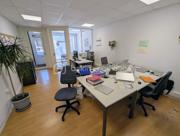 Exclusivité - BSK Immobilier - Au cœur de FOUGERES 35300, dans un environnement commerçant dynamique et recherché, découvrez cet immeuble de rapport alliant emplacement de premier lieu et potentiel patrimonial. 

Ce bien composé de 2 cellules commerciales et 2 appartements comprend : 

Au RDC : une cellule commerciale de 65m² avec vitrine avec une entrée, un espace bureau/ accueil vitrine, une salle de réunion, une kitchenette, WC un bureau avec accès extérieur partagé
Chauffage électrique, actuellement loué 

Une deuxième cellule commerciale de 130m² avec un bureau avec vitrine, un open space/grand bureau, un palier reception avec WC, 2 bureaux
Au sous sol, un espace partagé avec kitchenette, une grande salle de réunion avec accès extérieur partagé 
Chauffage électrique, actuellement loué 

Au 1er étage : 1 appartement de 75m² avec une pièce de vie agréable et lumineuse, une cuisine aménagée et équipée, 2 chambres, salle d'eau et WC
Double vitrage chauffage gaz de ville, actuellement louée

Au 2ème étage : 1 appartement de 76,5 m² avec une pièce de vie spacieuse, cuisine séparée aménagée et équipée, 2 chambres, salle d'eau avec WC
Double vitrage chauffage gaz de ville, actuellement louée

Ensemble du bâtiment entretenu avec accès commun pour les appartements (équipés d'interphones), belle cour extérieur exposée SUD, caves

Idéal investisseur avec un ensemble clés en main pour un revenu total de 2700€ TTC.

Les plus : clés en main, investissement, emplacement, pas de travaux, ...