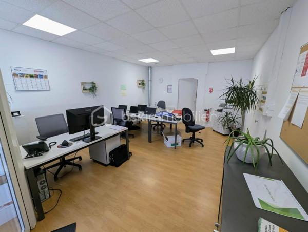 Exclusivité - BSK Immobilier - Au cœur de FOUGERES 35300, dans un environnement commerçant dynamique et recherché, découvrez cet immeuble de rapport alliant emplacement de premier lieu et potentiel patrimonial. 

Ce bien composé de 2 cellules commerciales et 2 appartements comprend : 

Au RDC : une cellule commerciale de 65m² avec vitrine avec une entrée, un espace bureau/ accueil vitrine, une salle de réunion, une kitchenette, WC un bureau avec accès extérieur partagé
Chauffage électrique, actuellement loué 

Une deuxième cellule commerciale de 130m² avec un bureau avec vitrine, un open space/grand bureau, un palier reception avec WC, 2 bureaux
Au sous sol, un espace partagé avec kitchenette, une grande salle de réunion avec accès extérieur partagé 
Chauffage électrique, actuellement loué 

Au 1er étage : 1 appartement de 75m² avec une pièce de vie agréable et lumineuse, une cuisine aménagée et équipée, 2 chambres, salle d'eau et WC
Double vitrage chauffage gaz de ville, actuellement louée

Au 2ème étage : 1 appartement de 76,5 m² avec une pièce de vie spacieuse, cuisine séparée aménagée et équipée, 2 chambres, salle d'eau avec WC
Double vitrage chauffage gaz de ville, actuellement louée

Ensemble du bâtiment entretenu avec accès commun pour les appartements (équipés d'interphones), belle cour extérieur exposée SUD, caves

Idéal investisseur avec un ensemble clés en main pour un revenu total de 2700€ TTC.

Les plus : clés en main, investissement, emplacement, pas de travaux, ...