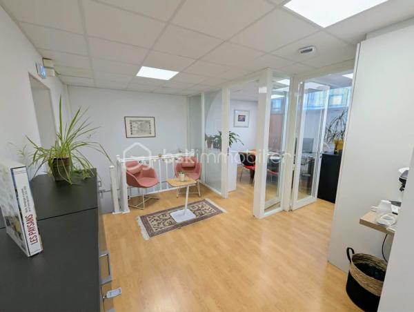 Exclusivité - BSK Immobilier - Au cœur de FOUGERES 35300, dans un environnement commerçant dynamique et recherché, découvrez cet immeuble de rapport alliant emplacement de premier lieu et potentiel patrimonial. 

Ce bien composé de 2 cellules commerciales et 2 appartements comprend : 

Au RDC : une cellule commerciale de 65m² avec vitrine avec une entrée, un espace bureau/ accueil vitrine, une salle de réunion, une kitchenette, WC un bureau avec accès extérieur partagé
Chauffage électrique, actuellement loué 

Une deuxième cellule commerciale de 130m² avec un bureau avec vitrine, un open space/grand bureau, un palier reception avec WC, 2 bureaux
Au sous sol, un espace partagé avec kitchenette, une grande salle de réunion avec accès extérieur partagé 
Chauffage électrique, actuellement loué 

Au 1er étage : 1 appartement de 75m² avec une pièce de vie agréable et lumineuse, une cuisine aménagée et équipée, 2 chambres, salle d'eau et WC
Double vitrage chauffage gaz de ville, actuellement louée

Au 2ème étage : 1 appartement de 76,5 m² avec une pièce de vie spacieuse, cuisine séparée aménagée et équipée, 2 chambres, salle d'eau avec WC
Double vitrage chauffage gaz de ville, actuellement louée

Ensemble du bâtiment entretenu avec accès commun pour les appartements (équipés d'interphones), belle cour extérieur exposée SUD, caves

Idéal investisseur avec un ensemble clés en main pour un revenu total de 2700€ TTC.

Les plus : clés en main, investissement, emplacement, pas de travaux, ...