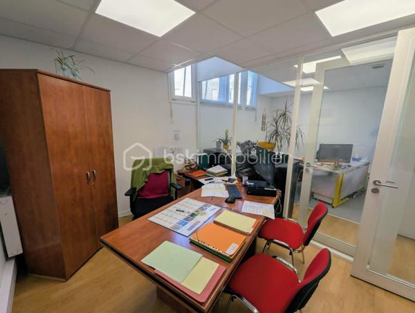Exclusivité - BSK Immobilier - Au cœur de FOUGERES 35300, dans un environnement commerçant dynamique et recherché, découvrez cet immeuble de rapport alliant emplacement de premier lieu et potentiel patrimonial. 

Ce bien composé de 2 cellules commerciales et 2 appartements comprend : 

Au RDC : une cellule commerciale de 65m² avec vitrine avec une entrée, un espace bureau/ accueil vitrine, une salle de réunion, une kitchenette, WC un bureau avec accès extérieur partagé
Chauffage électrique, actuellement loué 

Une deuxième cellule commerciale de 130m² avec un bureau avec vitrine, un open space/grand bureau, un palier reception avec WC, 2 bureaux
Au sous sol, un espace partagé avec kitchenette, une grande salle de réunion avec accès extérieur partagé 
Chauffage électrique, actuellement loué 

Au 1er étage : 1 appartement de 75m² avec une pièce de vie agréable et lumineuse, une cuisine aménagée et équipée, 2 chambres, salle d'eau et WC
Double vitrage chauffage gaz de ville, actuellement louée

Au 2ème étage : 1 appartement de 76,5 m² avec une pièce de vie spacieuse, cuisine séparée aménagée et équipée, 2 chambres, salle d'eau avec WC
Double vitrage chauffage gaz de ville, actuellement louée

Ensemble du bâtiment entretenu avec accès commun pour les appartements (équipés d'interphones), belle cour extérieur exposée SUD, caves

Idéal investisseur avec un ensemble clés en main pour un revenu total de 2700€ TTC.

Les plus : clés en main, investissement, emplacement, pas de travaux, ...