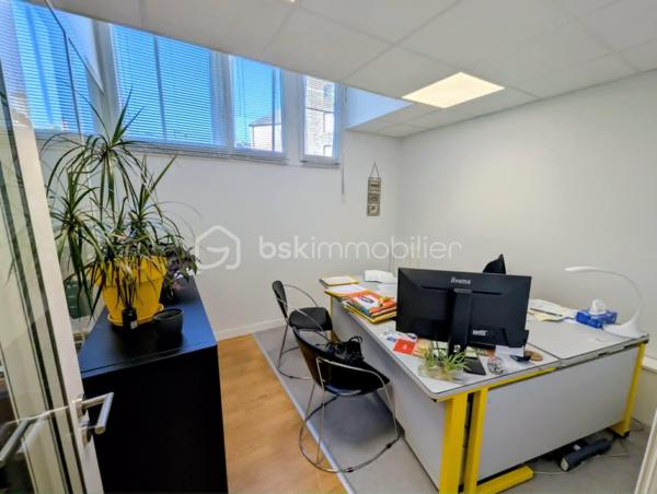 Exclusivité - BSK Immobilier - Au cœur de FOUGERES 35300, dans un environnement commerçant dynamique et recherché, découvrez cet immeuble de rapport alliant emplacement de premier lieu et potentiel patrimonial. 

Ce bien composé de 2 cellules commerciales et 2 appartements comprend : 

Au RDC : une cellule commerciale de 65m² avec vitrine avec une entrée, un espace bureau/ accueil vitrine, une salle de réunion, une kitchenette, WC un bureau avec accès extérieur partagé
Chauffage électrique, actuellement loué 

Une deuxième cellule commerciale de 130m² avec un bureau avec vitrine, un open space/grand bureau, un palier reception avec WC, 2 bureaux
Au sous sol, un espace partagé avec kitchenette, une grande salle de réunion avec accès extérieur partagé 
Chauffage électrique, actuellement loué 

Au 1er étage : 1 appartement de 75m² avec une pièce de vie agréable et lumineuse, une cuisine aménagée et équipée, 2 chambres, salle d'eau et WC
Double vitrage chauffage gaz de ville, actuellement louée

Au 2ème étage : 1 appartement de 76,5 m² avec une pièce de vie spacieuse, cuisine séparée aménagée et équipée, 2 chambres, salle d'eau avec WC
Double vitrage chauffage gaz de ville, actuellement louée

Ensemble du bâtiment entretenu avec accès commun pour les appartements (équipés d'interphones), belle cour extérieur exposée SUD, caves

Idéal investisseur avec un ensemble clés en main pour un revenu total de 2700€ TTC.

Les plus : clés en main, investissement, emplacement, pas de travaux, ...