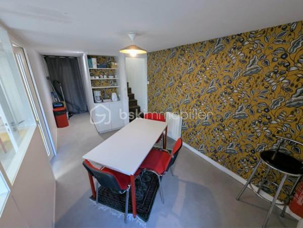 Exclusivité - BSK Immobilier - Au cœur de FOUGERES 35300, dans un environnement commerçant dynamique et recherché, découvrez cet immeuble de rapport alliant emplacement de premier lieu et potentiel patrimonial. 

Ce bien composé de 2 cellules commerciales et 2 appartements comprend : 

Au RDC : une cellule commerciale de 65m² avec vitrine avec une entrée, un espace bureau/ accueil vitrine, une salle de réunion, une kitchenette, WC un bureau avec accès extérieur partagé
Chauffage électrique, actuellement loué 

Une deuxième cellule commerciale de 130m² avec un bureau avec vitrine, un open space/grand bureau, un palier reception avec WC, 2 bureaux
Au sous sol, un espace partagé avec kitchenette, une grande salle de réunion avec accès extérieur partagé 
Chauffage électrique, actuellement loué 

Au 1er étage : 1 appartement de 75m² avec une pièce de vie agréable et lumineuse, une cuisine aménagée et équipée, 2 chambres, salle d'eau et WC
Double vitrage chauffage gaz de ville, actuellement louée

Au 2ème étage : 1 appartement de 76,5 m² avec une pièce de vie spacieuse, cuisine séparée aménagée et équipée, 2 chambres, salle d'eau avec WC
Double vitrage chauffage gaz de ville, actuellement louée

Ensemble du bâtiment entretenu avec accès commun pour les appartements (équipés d'interphones), belle cour extérieur exposée SUD, caves

Idéal investisseur avec un ensemble clés en main pour un revenu total de 2700€ TTC.

Les plus : clés en main, investissement, emplacement, pas de travaux, ...