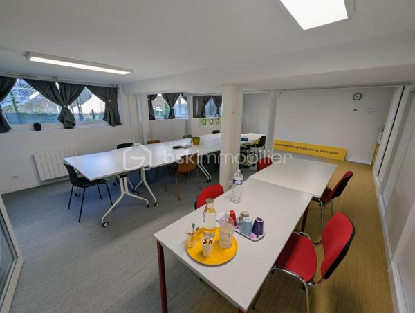 Exclusivité - BSK Immobilier - Au cœur de FOUGERES 35300, dans un environnement commerçant dynamique et recherché, découvrez cet immeuble de rapport alliant emplacement de premier lieu et potentiel patrimonial. 

Ce bien composé de 2 cellules commerciales et 2 appartements comprend : 

Au RDC : une cellule commerciale de 65m² avec vitrine avec une entrée, un espace bureau/ accueil vitrine, une salle de réunion, une kitchenette, WC un bureau avec accès extérieur partagé
Chauffage électrique, actuellement loué 

Une deuxième cellule commerciale de 130m² avec un bureau avec vitrine, un open space/grand bureau, un palier reception avec WC, 2 bureaux
Au sous sol, un espace partagé avec kitchenette, une grande salle de réunion avec accès extérieur partagé 
Chauffage électrique, actuellement loué 

Au 1er étage : 1 appartement de 75m² avec une pièce de vie agréable et lumineuse, une cuisine aménagée et équipée, 2 chambres, salle d'eau et WC
Double vitrage chauffage gaz de ville, actuellement louée

Au 2ème étage : 1 appartement de 76,5 m² avec une pièce de vie spacieuse, cuisine séparée aménagée et équipée, 2 chambres, salle d'eau avec WC
Double vitrage chauffage gaz de ville, actuellement louée

Ensemble du bâtiment entretenu avec accès commun pour les appartements (équipés d'interphones), belle cour extérieur exposée SUD, caves

Idéal investisseur avec un ensemble clés en main pour un revenu total de 2700€ TTC.

Les plus : clés en main, investissement, emplacement, pas de travaux, ...