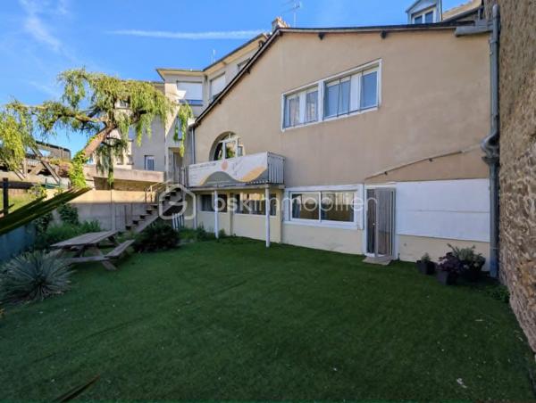 Exclusivité - BSK Immobilier - Au cœur de FOUGERES 35300, dans un environnement commerçant dynamique et recherché, découvrez cet immeuble de rapport alliant emplacement de premier lieu et potentiel patrimonial. 

Ce bien composé de 2 cellules commerciales et 2 appartements comprend : 

Au RDC : une cellule commerciale de 65m² avec vitrine avec une entrée, un espace bureau/ accueil vitrine, une salle de réunion, une kitchenette, WC un bureau avec accès extérieur partagé
Chauffage électrique, actuellement loué 

Une deuxième cellule commerciale de 130m² avec un bureau avec vitrine, un open space/grand bureau, un palier reception avec WC, 2 bureaux
Au sous sol, un espace partagé avec kitchenette, une grande salle de réunion avec accès extérieur partagé 
Chauffage électrique, actuellement loué 

Au 1er étage : 1 appartement de 75m² avec une pièce de vie agréable et lumineuse, une cuisine aménagée et équipée, 2 chambres, salle d'eau et WC
Double vitrage chauffage gaz de ville, actuellement louée

Au 2ème étage : 1 appartement de 76,5 m² avec une pièce de vie spacieuse, cuisine séparée aménagée et équipée, 2 chambres, salle d'eau avec WC
Double vitrage chauffage gaz de ville, actuellement louée

Ensemble du bâtiment entretenu avec accès commun pour les appartements (équipés d'interphones), belle cour extérieur exposée SUD, caves

Idéal investisseur avec un ensemble clés en main pour un revenu total de 2700€ TTC.

Les plus : clés en main, investissement, emplacement, pas de travaux, ...