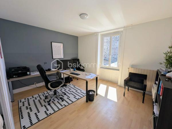Exclusivité - BSK Immobilier - Au cœur de FOUGERES 35300, dans un environnement commerçant dynamique et recherché, découvrez cet immeuble de rapport alliant emplacement de premier lieu et potentiel patrimonial. 

Ce bien composé de 2 cellules commerciales et 2 appartements comprend : 

Au RDC : une cellule commerciale de 65m² avec vitrine avec une entrée, un espace bureau/ accueil vitrine, une salle de réunion, une kitchenette, WC un bureau avec accès extérieur partagé
Chauffage électrique, actuellement loué 

Une deuxième cellule commerciale de 130m² avec un bureau avec vitrine, un open space/grand bureau, un palier reception avec WC, 2 bureaux
Au sous sol, un espace partagé avec kitchenette, une grande salle de réunion avec accès extérieur partagé 
Chauffage électrique, actuellement loué 

Au 1er étage : 1 appartement de 75m² avec une pièce de vie agréable et lumineuse, une cuisine aménagée et équipée, 2 chambres, salle d'eau et WC
Double vitrage chauffage gaz de ville, actuellement louée

Au 2ème étage : 1 appartement de 76,5 m² avec une pièce de vie spacieuse, cuisine séparée aménagée et équipée, 2 chambres, salle d'eau avec WC
Double vitrage chauffage gaz de ville, actuellement louée

Ensemble du bâtiment entretenu avec accès commun pour les appartements (équipés d'interphones), belle cour extérieur exposée SUD, caves

Idéal investisseur avec un ensemble clés en main pour un revenu total de 2700€ TTC.

Les plus : clés en main, investissement, emplacement, pas de travaux, ...