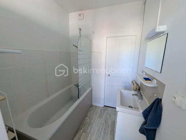 Exclusivité - BSK Immobilier - Au cœur de FOUGERES 35300, dans un environnement commerçant dynamique et recherché, découvrez cet immeuble de rapport alliant emplacement de premier lieu et potentiel patrimonial. 

Ce bien composé de 2 cellules commerciales et 2 appartements comprend : 

Au RDC : une cellule commerciale de 65m² avec vitrine avec une entrée, un espace bureau/ accueil vitrine, une salle de réunion, une kitchenette, WC un bureau avec accès extérieur partagé
Chauffage électrique, actuellement loué 

Une deuxième cellule commerciale de 130m² avec un bureau avec vitrine, un open space/grand bureau, un palier reception avec WC, 2 bureaux
Au sous sol, un espace partagé avec kitchenette, une grande salle de réunion avec accès extérieur partagé 
Chauffage électrique, actuellement loué 

Au 1er étage : 1 appartement de 75m² avec une pièce de vie agréable et lumineuse, une cuisine aménagée et équipée, 2 chambres, salle d'eau et WC
Double vitrage chauffage gaz de ville, actuellement louée

Au 2ème étage : 1 appartement de 76,5 m² avec une pièce de vie spacieuse, cuisine séparée aménagée et équipée, 2 chambres, salle d'eau avec WC
Double vitrage chauffage gaz de ville, actuellement louée

Ensemble du bâtiment entretenu avec accès commun pour les appartements (équipés d'interphones), belle cour extérieur exposée SUD, caves

Idéal investisseur avec un ensemble clés en main pour un revenu total de 2700€ TTC.

Les plus : clés en main, investissement, emplacement, pas de travaux, ...