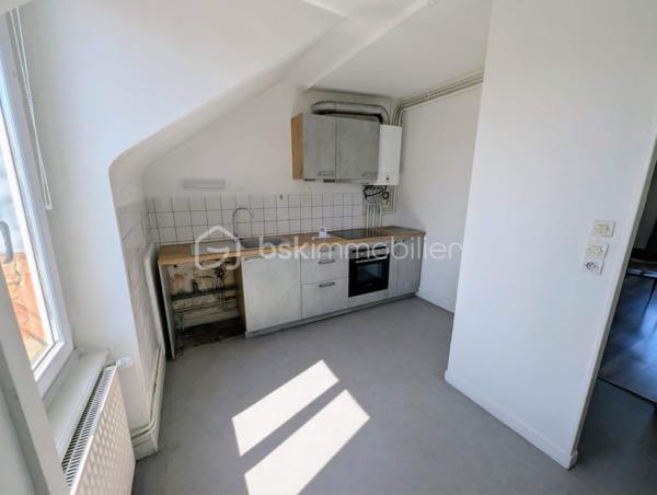 Exclusivité - BSK Immobilier - Au cœur de FOUGERES 35300, dans un environnement commerçant dynamique et recherché, découvrez cet immeuble de rapport alliant emplacement de premier lieu et potentiel patrimonial. 

Ce bien composé de 2 cellules commerciales et 2 appartements comprend : 

Au RDC : une cellule commerciale de 65m² avec vitrine avec une entrée, un espace bureau/ accueil vitrine, une salle de réunion, une kitchenette, WC un bureau avec accès extérieur partagé
Chauffage électrique, actuellement loué 

Une deuxième cellule commerciale de 130m² avec un bureau avec vitrine, un open space/grand bureau, un palier reception avec WC, 2 bureaux
Au sous sol, un espace partagé avec kitchenette, une grande salle de réunion avec accès extérieur partagé 
Chauffage électrique, actuellement loué 

Au 1er étage : 1 appartement de 75m² avec une pièce de vie agréable et lumineuse, une cuisine aménagée et équipée, 2 chambres, salle d'eau et WC
Double vitrage chauffage gaz de ville, actuellement louée

Au 2ème étage : 1 appartement de 76,5 m² avec une pièce de vie spacieuse, cuisine séparée aménagée et équipée, 2 chambres, salle d'eau avec WC
Double vitrage chauffage gaz de ville, actuellement louée

Ensemble du bâtiment entretenu avec accès commun pour les appartements (équipés d'interphones), belle cour extérieur exposée SUD, caves

Idéal investisseur avec un ensemble clés en main pour un revenu total de 2700€ TTC.

Les plus : clés en main, investissement, emplacement, pas de travaux, ...
