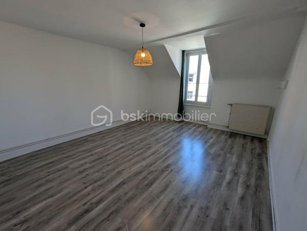 Exclusivité - BSK Immobilier - Au cœur de FOUGERES 35300, dans un environnement commerçant dynamique et recherché, découvrez cet immeuble de rapport alliant emplacement de premier lieu et potentiel patrimonial. 

Ce bien composé de 2 cellules commerciales et 2 appartements comprend : 

Au RDC : une cellule commerciale de 65m² avec vitrine avec une entrée, un espace bureau/ accueil vitrine, une salle de réunion, une kitchenette, WC un bureau avec accès extérieur partagé
Chauffage électrique, actuellement loué 

Une deuxième cellule commerciale de 130m² avec un bureau avec vitrine, un open space/grand bureau, un palier reception avec WC, 2 bureaux
Au sous sol, un espace partagé avec kitchenette, une grande salle de réunion avec accès extérieur partagé 
Chauffage électrique, actuellement loué 

Au 1er étage : 1 appartement de 75m² avec une pièce de vie agréable et lumineuse, une cuisine aménagée et équipée, 2 chambres, salle d'eau et WC
Double vitrage chauffage gaz de ville, actuellement louée

Au 2ème étage : 1 appartement de 76,5 m² avec une pièce de vie spacieuse, cuisine séparée aménagée et équipée, 2 chambres, salle d'eau avec WC
Double vitrage chauffage gaz de ville, actuellement louée

Ensemble du bâtiment entretenu avec accès commun pour les appartements (équipés d'interphones), belle cour extérieur exposée SUD, caves

Idéal investisseur avec un ensemble clés en main pour un revenu total de 2700€ TTC.

Les plus : clés en main, investissement, emplacement, pas de travaux, ...