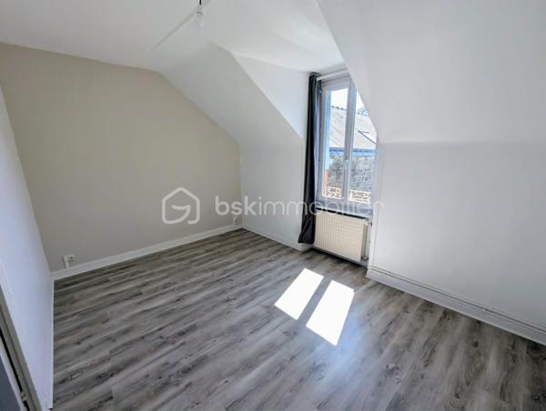 Exclusivité - BSK Immobilier - Au cœur de FOUGERES 35300, dans un environnement commerçant dynamique et recherché, découvrez cet immeuble de rapport alliant emplacement de premier lieu et potentiel patrimonial. 

Ce bien composé de 2 cellules commerciales et 2 appartements comprend : 

Au RDC : une cellule commerciale de 65m² avec vitrine avec une entrée, un espace bureau/ accueil vitrine, une salle de réunion, une kitchenette, WC un bureau avec accès extérieur partagé
Chauffage électrique, actuellement loué 

Une deuxième cellule commerciale de 130m² avec un bureau avec vitrine, un open space/grand bureau, un palier reception avec WC, 2 bureaux
Au sous sol, un espace partagé avec kitchenette, une grande salle de réunion avec accès extérieur partagé 
Chauffage électrique, actuellement loué 

Au 1er étage : 1 appartement de 75m² avec une pièce de vie agréable et lumineuse, une cuisine aménagée et équipée, 2 chambres, salle d'eau et WC
Double vitrage chauffage gaz de ville, actuellement louée

Au 2ème étage : 1 appartement de 76,5 m² avec une pièce de vie spacieuse, cuisine séparée aménagée et équipée, 2 chambres, salle d'eau avec WC
Double vitrage chauffage gaz de ville, actuellement louée

Ensemble du bâtiment entretenu avec accès commun pour les appartements (équipés d'interphones), belle cour extérieur exposée SUD, caves

Idéal investisseur avec un ensemble clés en main pour un revenu total de 2700€ TTC.

Les plus : clés en main, investissement, emplacement, pas de travaux, ...