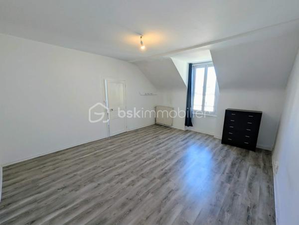 Exclusivité - BSK Immobilier - Au cœur de FOUGERES 35300, dans un environnement commerçant dynamique et recherché, découvrez cet immeuble de rapport alliant emplacement de premier lieu et potentiel patrimonial. 

Ce bien composé de 2 cellules commerciales et 2 appartements comprend : 

Au RDC : une cellule commerciale de 65m² avec vitrine avec une entrée, un espace bureau/ accueil vitrine, une salle de réunion, une kitchenette, WC un bureau avec accès extérieur partagé
Chauffage électrique, actuellement loué 

Une deuxième cellule commerciale de 130m² avec un bureau avec vitrine, un open space/grand bureau, un palier reception avec WC, 2 bureaux
Au sous sol, un espace partagé avec kitchenette, une grande salle de réunion avec accès extérieur partagé 
Chauffage électrique, actuellement loué 

Au 1er étage : 1 appartement de 75m² avec une pièce de vie agréable et lumineuse, une cuisine aménagée et équipée, 2 chambres, salle d'eau et WC
Double vitrage chauffage gaz de ville, actuellement louée

Au 2ème étage : 1 appartement de 76,5 m² avec une pièce de vie spacieuse, cuisine séparée aménagée et équipée, 2 chambres, salle d'eau avec WC
Double vitrage chauffage gaz de ville, actuellement louée

Ensemble du bâtiment entretenu avec accès commun pour les appartements (équipés d'interphones), belle cour extérieur exposée SUD, caves

Idéal investisseur avec un ensemble clés en main pour un revenu total de 2700€ TTC.

Les plus : clés en main, investissement, emplacement, pas de travaux, ...
